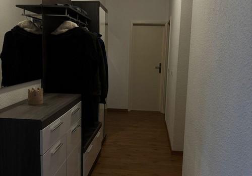 Flur mit Platz für Garderobe.