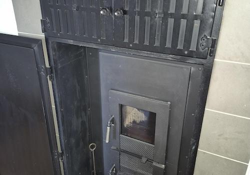 neuwertiger Kachelofen