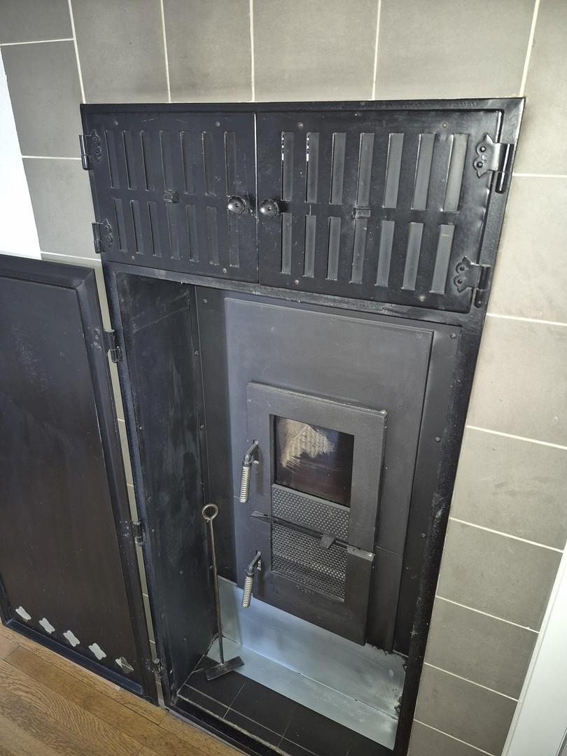 neuwertiger Kachelofen