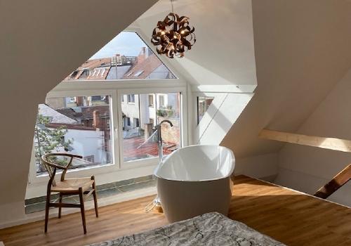 Schlafzimmer mit freistehender Badewanne