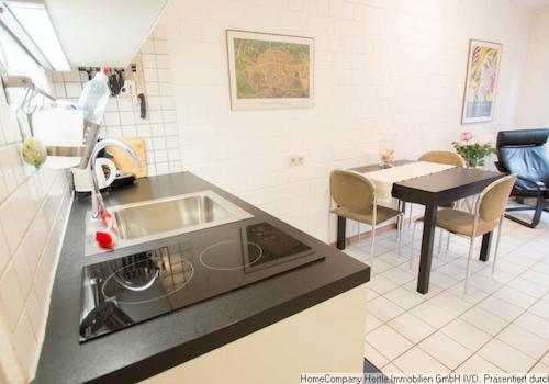 Küchenzeile mit Essbereich