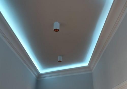 Stuckdecke mit LED im Flur/Bad