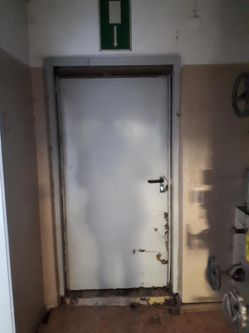 defekte Notausgangstür, innen