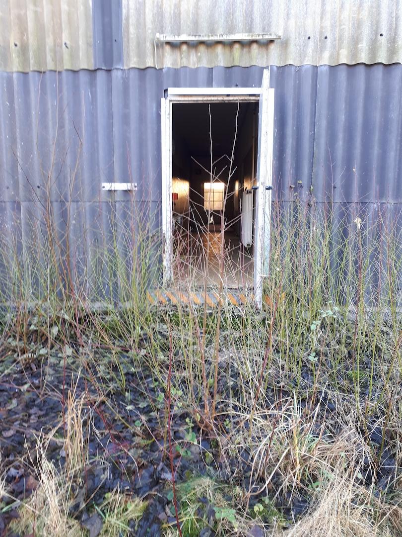 defekte Notausgangstür aussen