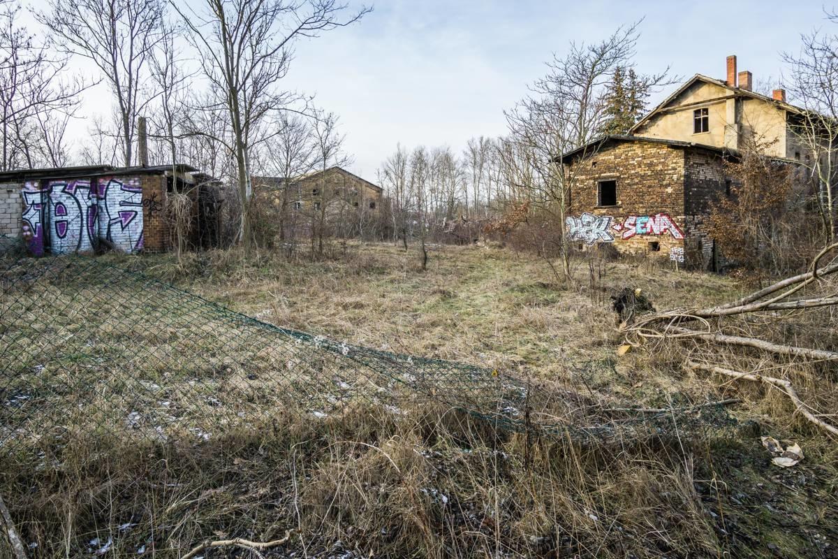 Blick von Grundstücksgrenze Straße am Bahnhof auf das Gelände