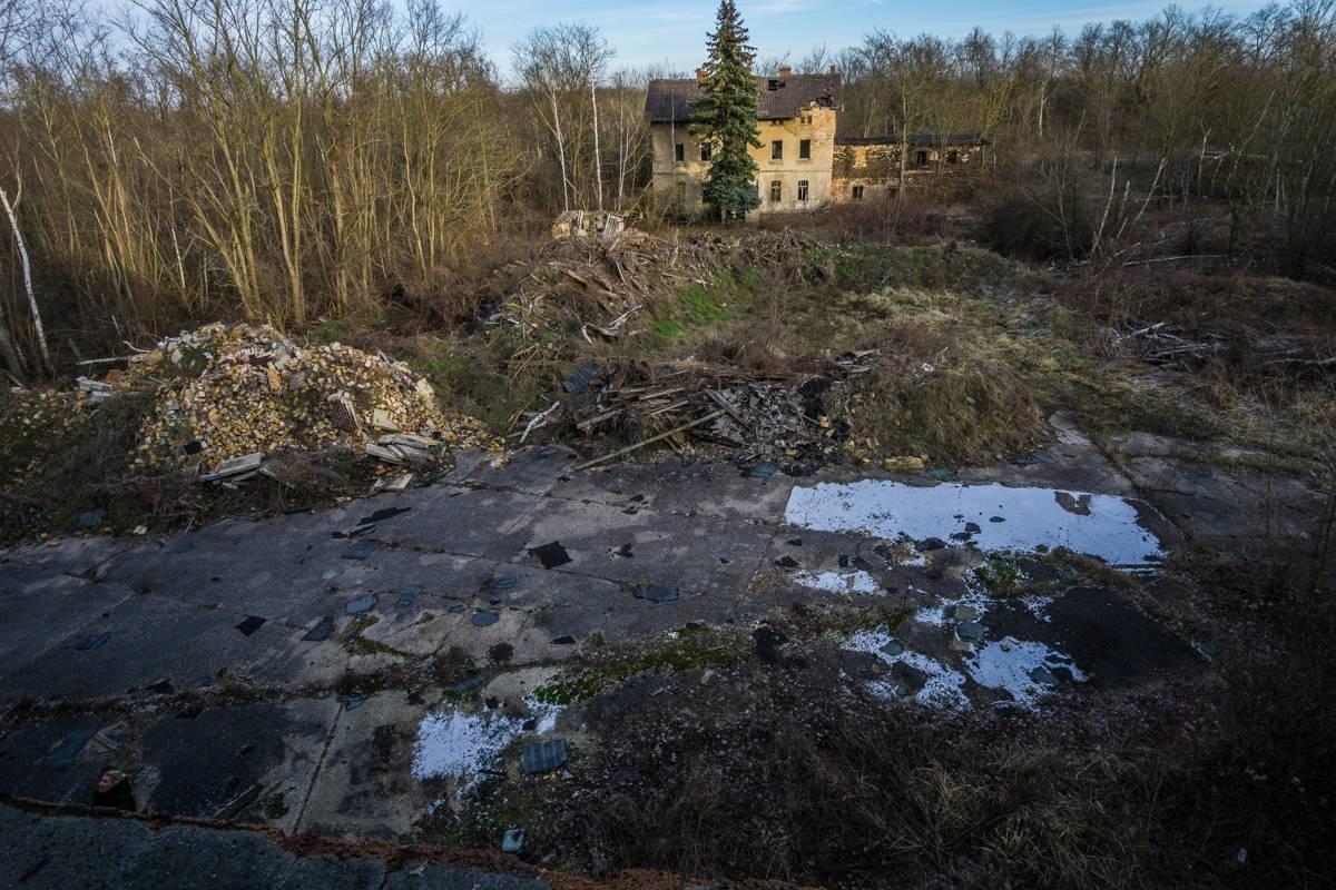 Blick auf Freifläche Richtung Villa