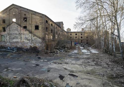 Blick auf beide Produktionsgebäude