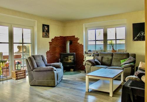 Wohnzimmer mit Kamin