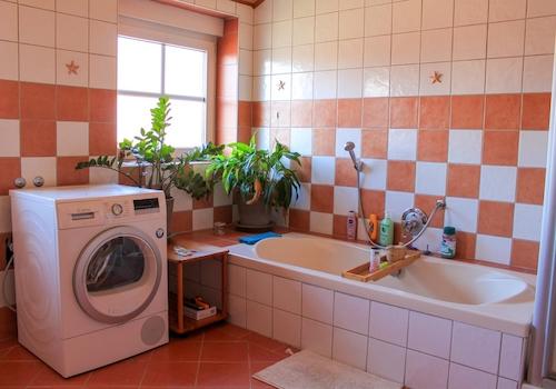 Dusche & Badewanne im 1. OG