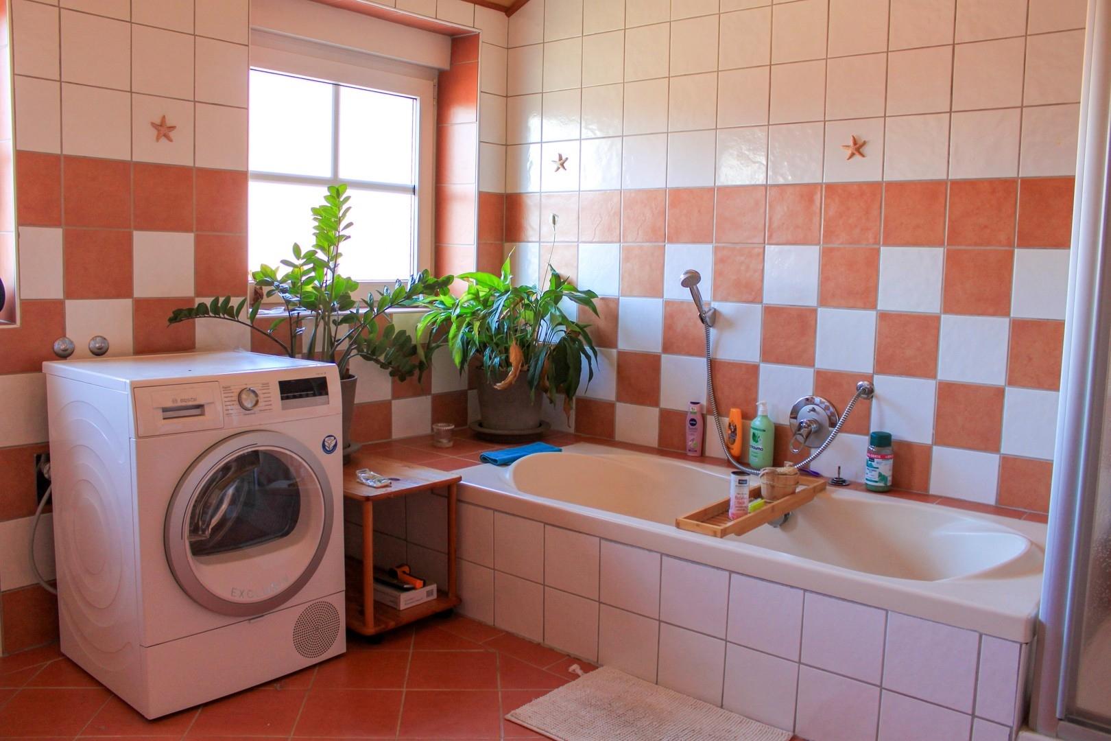 Dusche & Badewanne im 1. OG