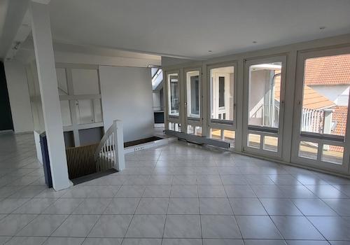 Wohnbereich mit Fensterfront zur Sonnenterrasse.jpg