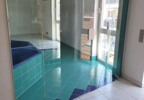 Blick ins Designer Vollbad aus dem Schlafraum heraus - obere Etage.jpg