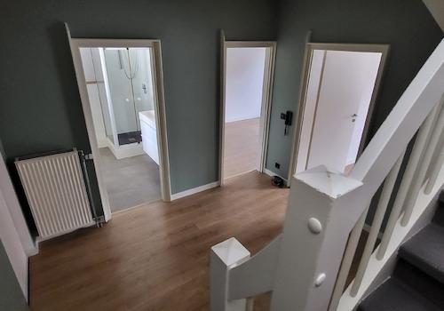 Eingangsbereich mit Zugang zum Gästebad und 2 weiteren Zimmern.jpg