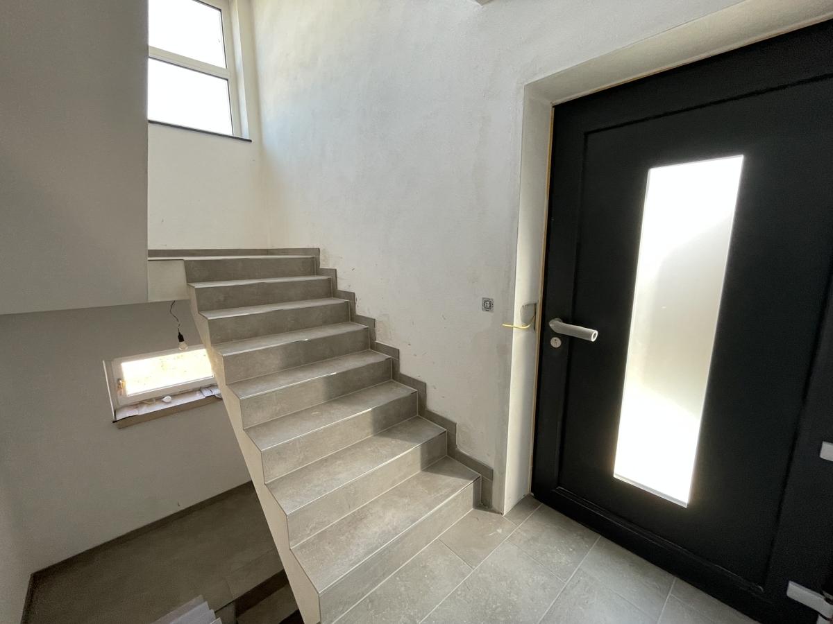 Eingang mit Treppe zum 1. OG