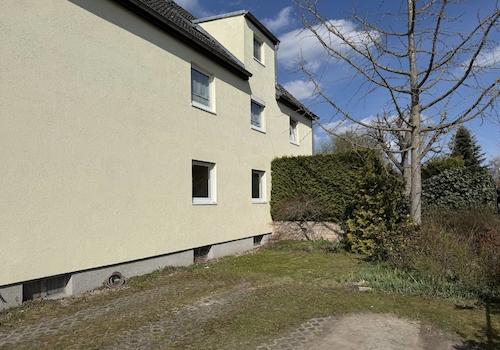 Stellplatz und seitlicher Gartenanteil