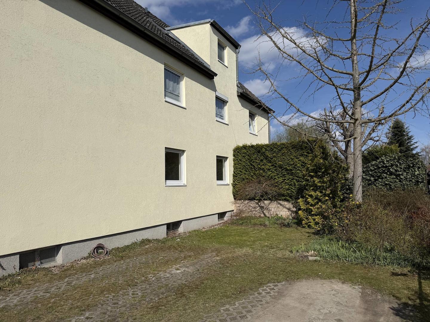 Stellplatz und seitlicher Gartenanteil