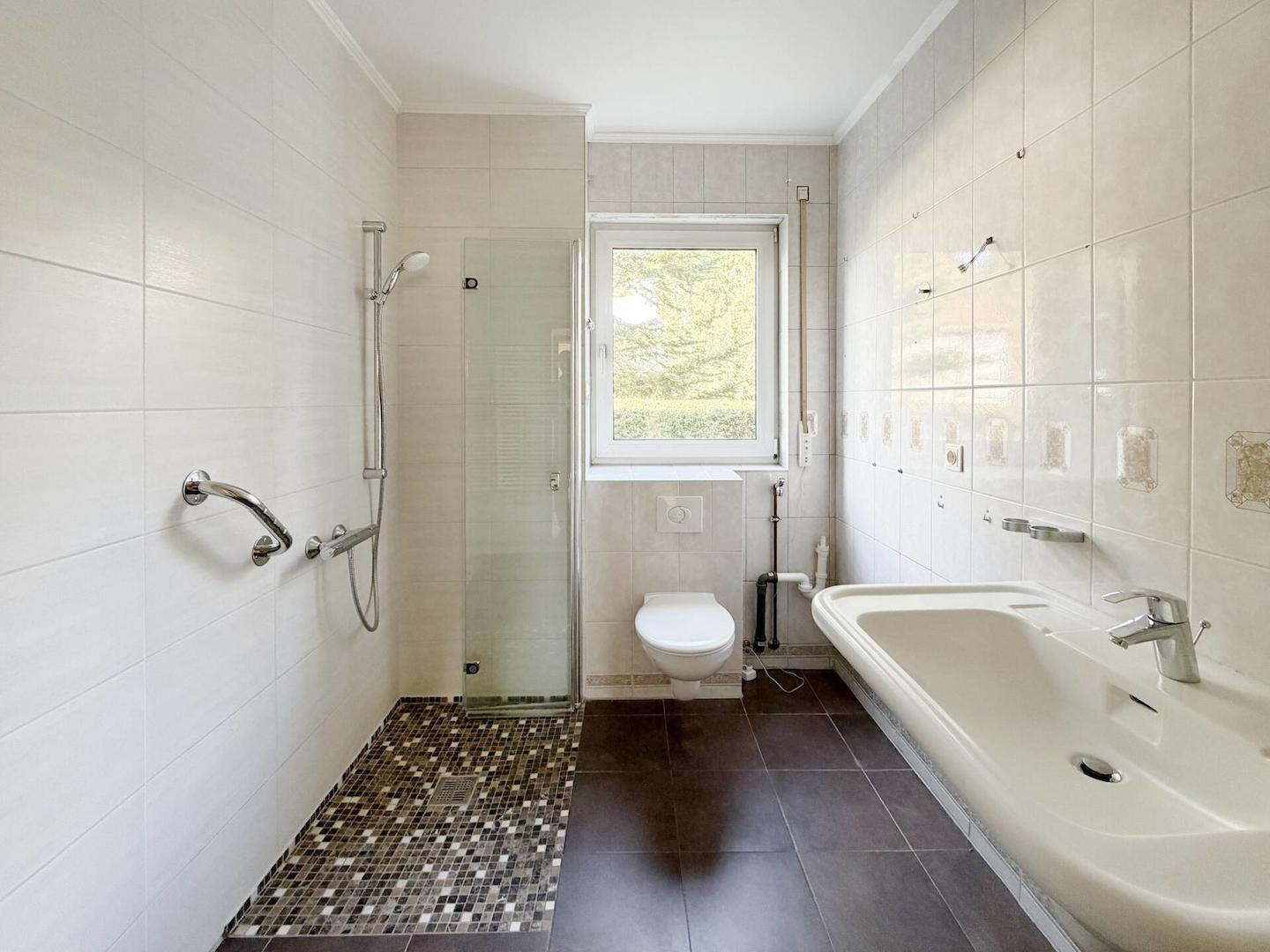 Modernes Duschbad