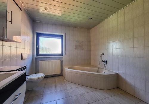 Tageslichtbad mit Wanne und Dusche OG