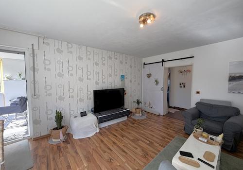 Wohnzimmer mit Zugang zum Balkon & Terrasse