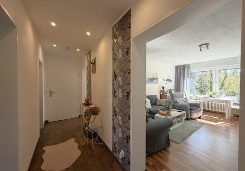 Flurbereich mit Blick Richtung Wohnzimmer