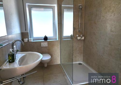 modernes Bad mit bodentiefer Dusche