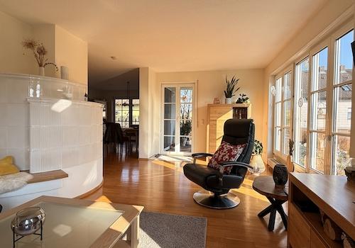 Wohnzimmer mit Kachelofen