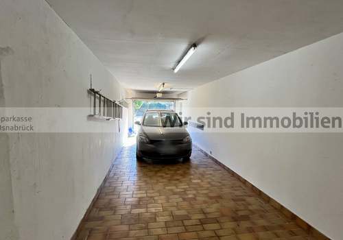 Garage mit elektrischem Tor