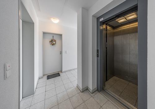 Eigentumswohnung | Treppenhaus mit Lift