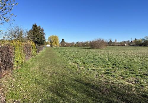 an der Wiese entlang