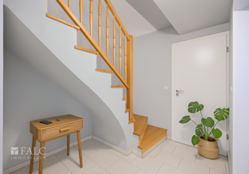 UG Diele mit Treppe Einrichtungsbeispiel