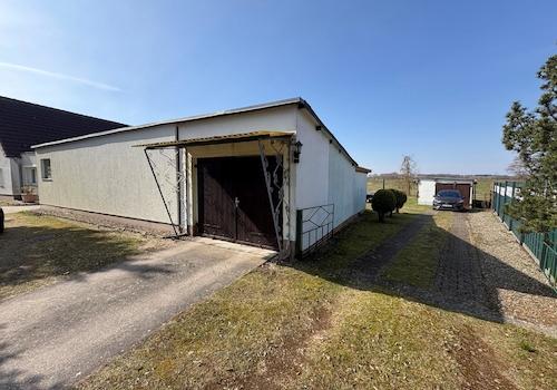 Garagen und Einfahrt