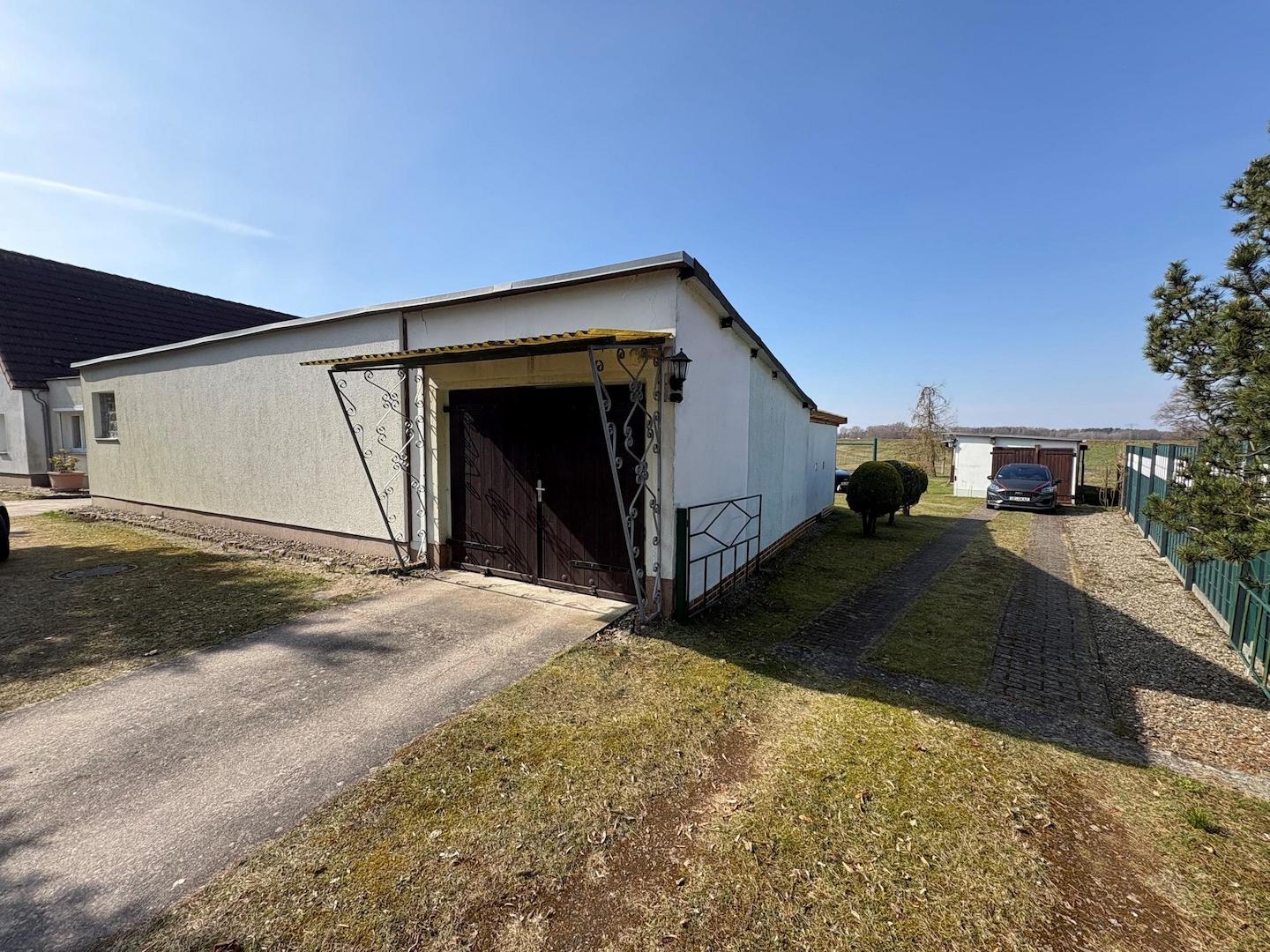 Garagen und Einfahrt