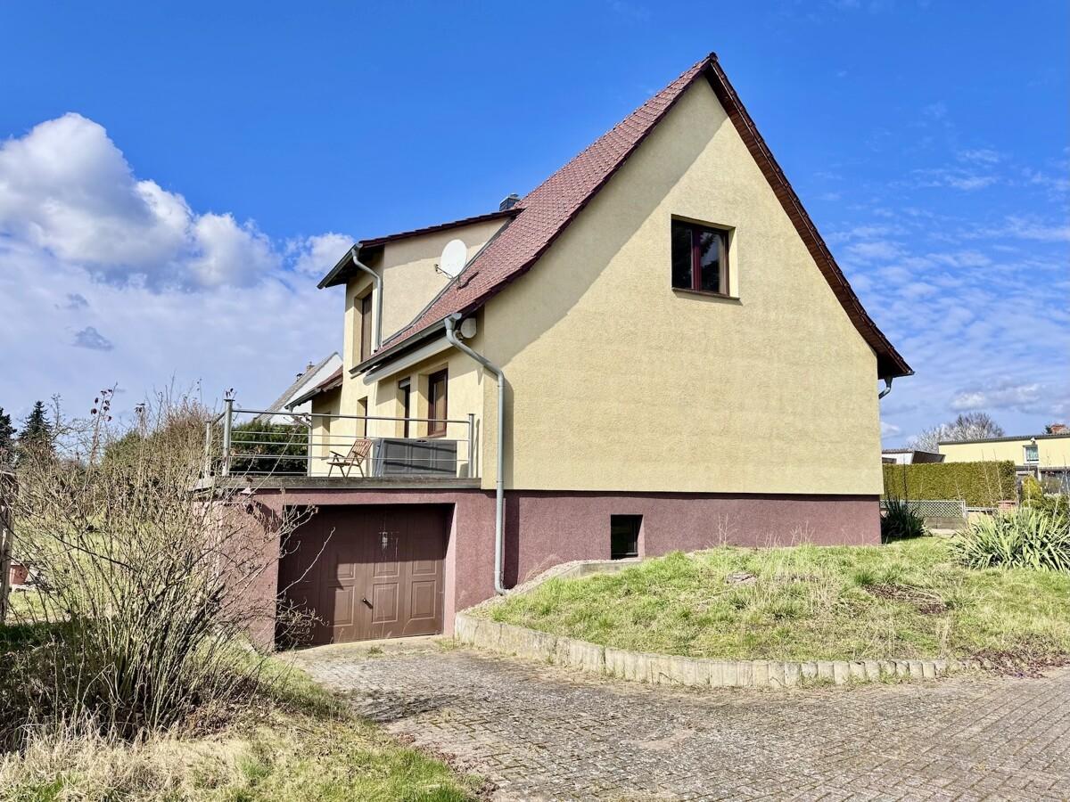 Hausansicht / Garage