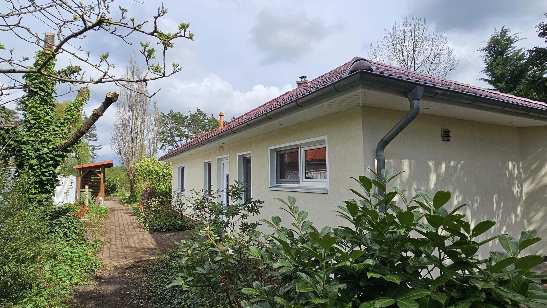 Blick von hinten zur Strasse