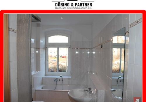 Bad mit Dusche und Fenster