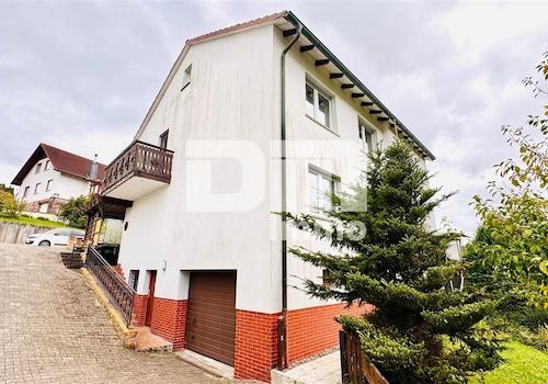 Seitenansicht / Zufahrt Garage