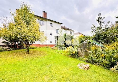 Großer Gartenbereich / Zufahrt