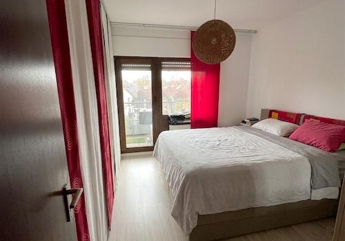 Schlafzimmer mit Balkonzugang