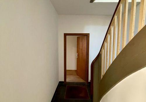 Treppenhaus mit Wohnungstür