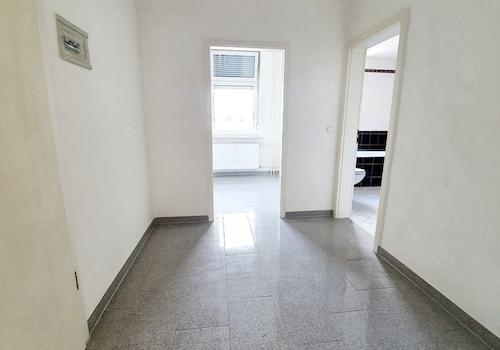 Flur mit Blick zur Kü. und Bad