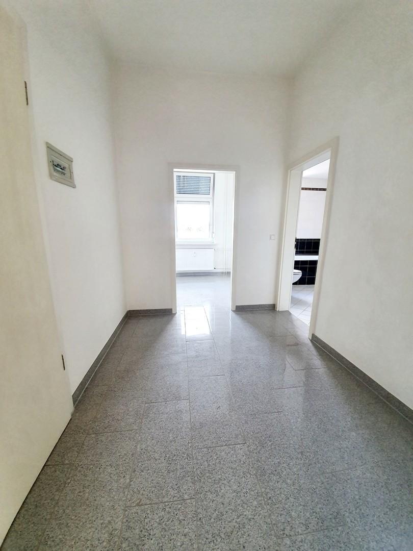 Flur mit Blick zur Kü. und Bad