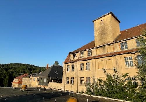 Blick vom Hallendach auf die Häuserzeile