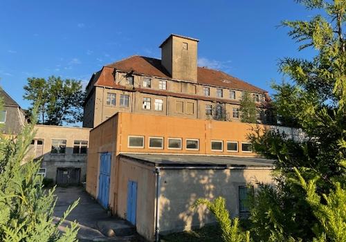 Mehrzweckhalle und oberer Kopfbau