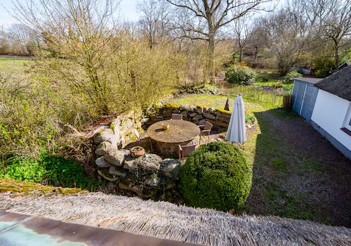 Blick aus dem Fenster in den Garten
