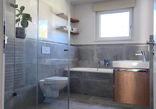 OG: Bad mit Badewanne & Dusche