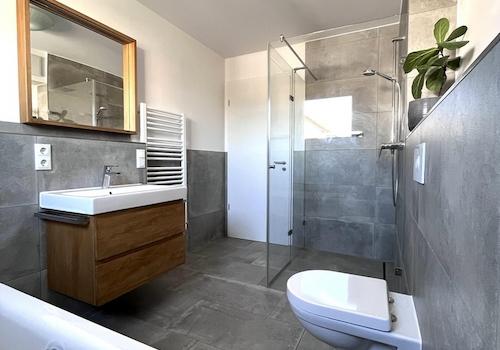 OG: Bad mit Badewanne & Dusche