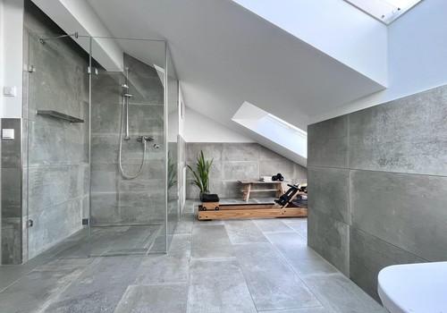 DG: Großes Badezimmer