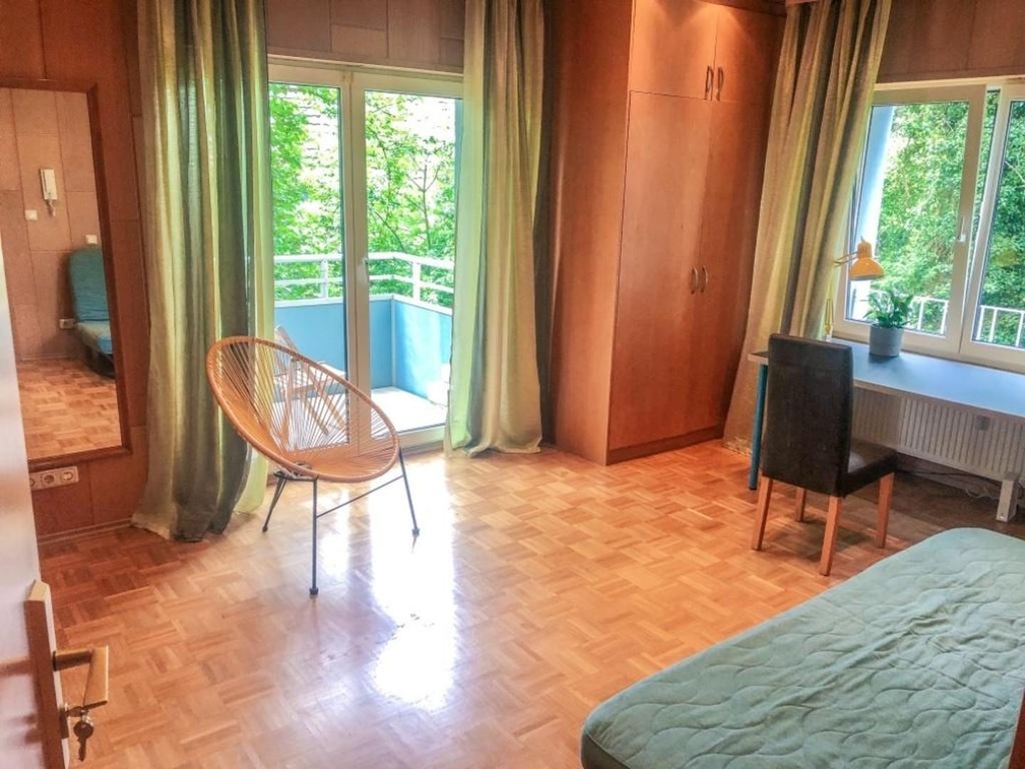 Schlafzimmer mit Balkon