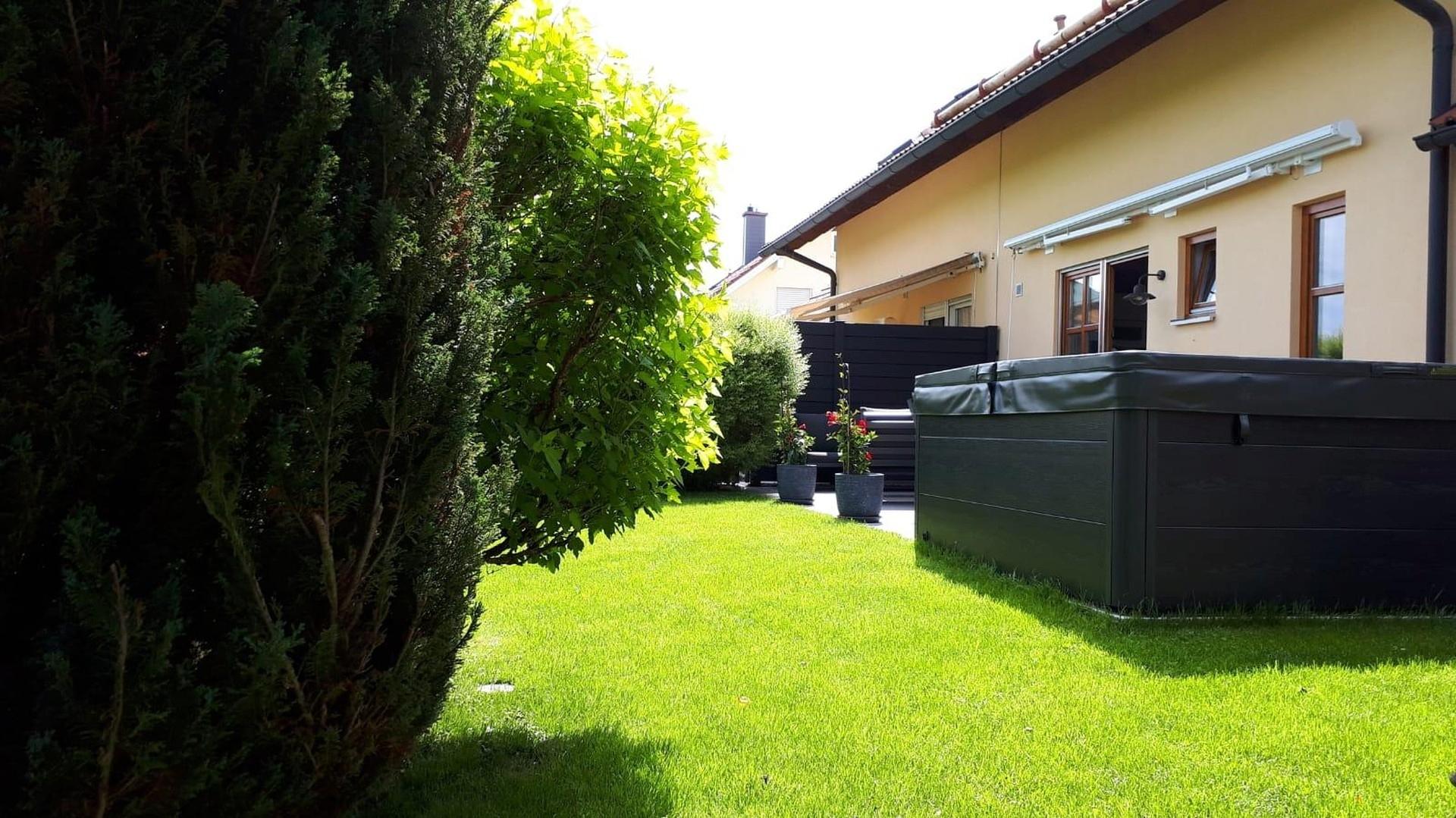 Terrasse hinter dem Haus