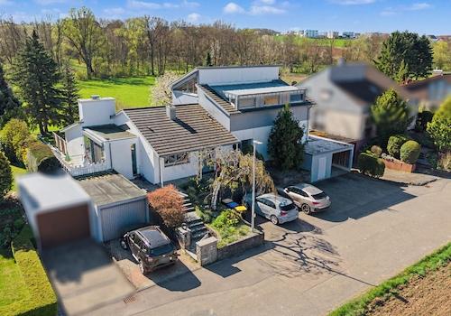 Sicht von oben von Straßenseite aus